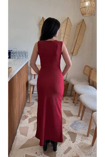 YIRTMAÇLI KOLSUZ MİDİ ELBİSE