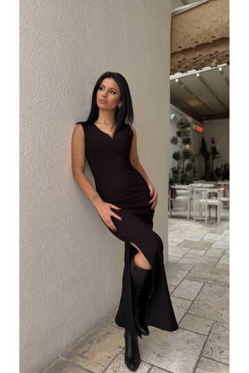 YIRTMAÇLI KOLSUZ MİDİ ELBİSE