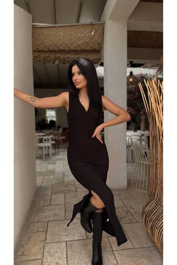 YIRTMAÇLI KOLSUZ MİDİ ELBİSE
