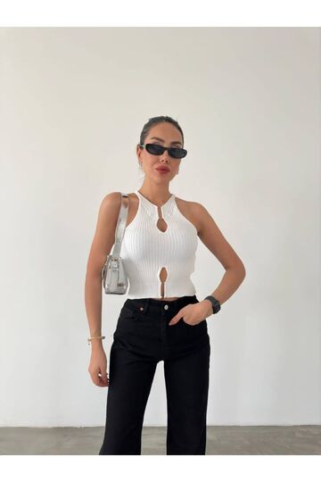 Esnek Triko Kumaş Yuvarlak Yaka Kolsuz Aksesuar Detaylı Crop Bluz