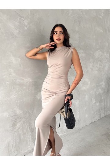 DRAPELİ BÜZGÜLÜ YIRTMAÇLI KOLSUZ ELBİSE