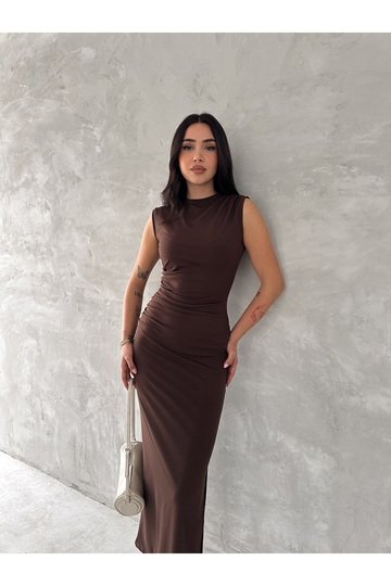 DRAPELİ BÜZGÜLÜ YIRTMAÇLI KOLSUZ ELBİSE