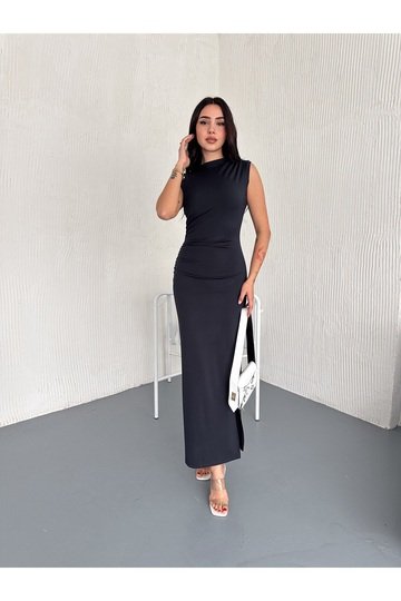 DRAPELİ BÜZGÜLÜ YIRTMAÇLI KOLSUZ ELBİSE