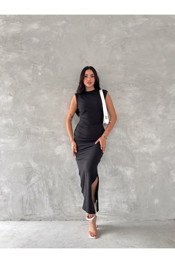 DRAPELİ BÜZGÜLÜ YIRTMAÇLI KOLSUZ ELBİSE