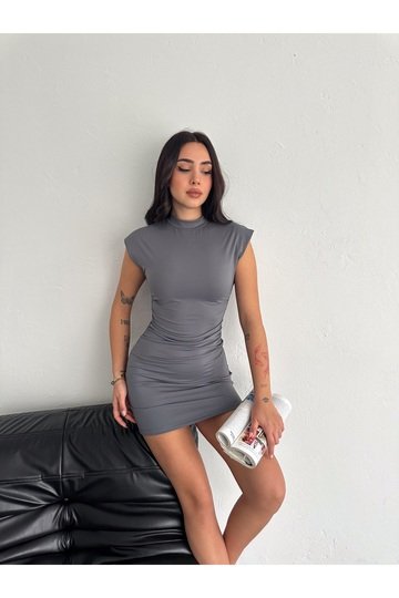 DİK YAKA VATKALI CREP KISA KOL DRAPELİ ELBİSE